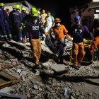 Equipos de rescate sobre un edificio derrumbado en Filipinas a raíz de un fuerte terremoto.