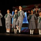 La obra inicia en una Austria dominada por el avance nazi, donde la familia Von Trapp decide huir de su tierra natal.