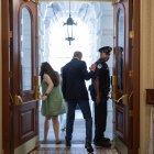 El líder de la mayoría del Senado, John Thune, deja el Capitolio en el segundo día del cierre del gobierno de Estados Unidos en Washington, DC, el 2 de octubre de 2025.