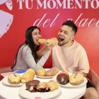 Entre risas y aromas de pan recién horneado, las guaguas conquistan paladares en Quito.