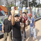 Guayaquileños posan junto juntos en el malecón del Salado.