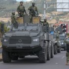 Foto de archivo de integrantes de las Fuerzas Armadas de Ecuador custodian en Otavalo (Ecuador).