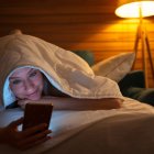 Estudios realizados en España y Reino Unido revelan que el uso nocturno del celular deteriora el sueño y aumenta la ansiedad.