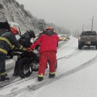 Una intensa nevada provocó el cierre en la vía Baeza-Quito. Personal de primera respuesta brinda asistencia a las personas afectadas en la zona.
