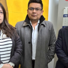 Ana Belén Yela, Luis Fernando Molina y Gustavo Mateus, asambleístas de la RC, en la Unidad Judicial de Quito.