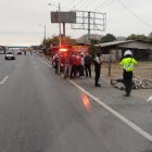 El motociclista fue hallado con un disparo en la cabeza en la calzada.