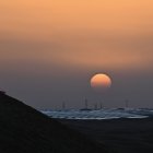 Una puesta de sol sobre los paneles solares de la estación fotovoltaica Dalat Banner, también conocida como la estación de energía solar Junma o "Caballo fino", en el desierto de Kubuqi, en la región de Mongolia Interior.