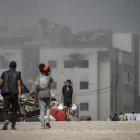 Humo se eleva tras un ataque aéreo israelí cerca del hospital Al Shifa durante una operación militar israelí en la ciudad de Gaza, Franja de Gaza, 02 de octubre de 2025