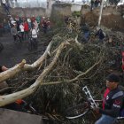 Ciudadanos usan bicicletas para movilizarse y poder saltar las vías cerradas en el Norte de Ecuador.