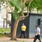 En la plaza del Centenario, en pleno centro de Guayaquil, es común ver a ciudadanos utilizando los espacios públicos como urinarios ante la falta de baños públicos.