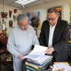 Revisión. Una vez cerrado el proceso de recolección de firmas, el colectivo revisa que las firmas sean legibles.