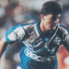 Edú Manga durante su etapa en Emelec en 1994, vistiendo la camiseta azul eléctrica.
