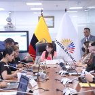 Nathaly Farinango, de ADN, preside la mesa de Régimen Económico.