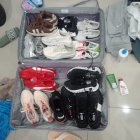 Una de las maletas contenía más de diez pares de zapatos.