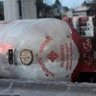 Fotografía del 10 de septiembre de 2025 de un bombero junto a un camión de gas accidentado en la Ciudad de México.