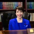 La exministra del Interior japonesa, Sanae Takaichi, posa este sábado en la oficina destinada al líder del gobernante Partido Liberal Democrático (PLD), tras ser elegida para el cargo en Tokio.