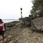 Los restos del fortín de Punta de Piedra están ubicados junto al faro, que se encuentra inhabilitado.