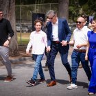 Maximiliano (i) y Nicolás, hijos de Edgardo Bauza (c), junto a Maritza Gallardo (d), esposa del Patón, a la llegada al homenaje en el centro de alto rendimiento de Liga de Quito.