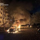 Imagen cedida por el Servicio Estatal de Emergencias ucraniano que muestra la destrucción en un edificio residencial en Zaporiyia, la madrugada de este domingo 5 de octubre.