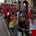 Gremios como la UNE y FUT marchan en Quito en defensa de derechos laborales y sociales.