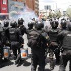 La Policía lanzó gas lacrimógeno para obligar a que los manifestantes se dispersen, tras una protesta cerca de la Fiscalía, en el norte de Quito.