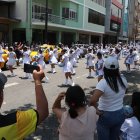 Las familias disfrutaron al paso de las cachiporreras en el desfile estudiantil por los 205 años de Independencia de Guayaquil