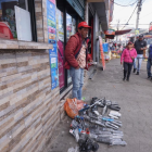 Jenner Rogel Córdova vende antenas y controles remotos para TV, en la Lizardo Ruiz, en Cotocollao, norte de Quito. Desistió de las diálisis, debe trabajar para sobrevivir.