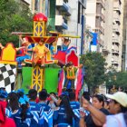 Sitios turísticos y hechos históricos fueron representados en el desfile de carros alegóricos, que se realizó en el bulevar 9 de Octubre.