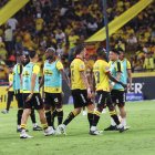 Los jugadores del Barcelona se retiran frustrados luego de un primer tiempo de pesadilla, en el que los horrores defensivos fueron aprovechados por Independiente del Valle que ya ganaba 3-0.