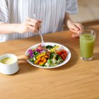 La crononutrición demuestra que los horarios de alimentación influyen en la forma en que el cuerpo metaboliza los nutrientes, afectando el peso, el sueño y la energía diaria.