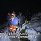 Rescatistas en una ruta de senderismo en el Tíbet evacuando turistas después de que una tormenta de nieve azotara los alrededores del monte Everest.