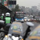 Policías custodian un bus de servicio público este lunes, en Lima (Perú).