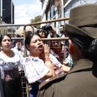 Comunidad. Varios familiares de los otavaleños detenidos protestaron Quito, para pedir su liberación.