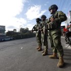 El 6 de octubre, soldados de la Fuerza Terrestre se apostaron en Cutuglagua con cascos, escudos y fusiles.