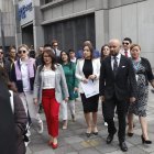 La vicepresidenta de la Asamblea Nacional, Mishel Mancheno, llegó a la Fiscalía acompañada de sus compañeros de bancada.