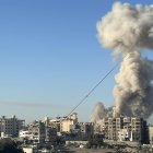 Una columna de humo en Gaza tras un ataque aéreo, este martes. La Franja de Gaza registró este martes una segunda madrugada consecutiva sin ataques letales israelíes.