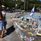 La gente lleva rosas para colocarlas en un monumento en Tel Aviv en memoria de los israelíes asesinados durante y en los dos años transcurridos desde los ataques de 2023.