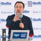 Pabel Muñoz durante su informe semanal, Frecuencia Quiteña.