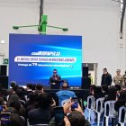 El presidente Daniel Noboa durante la entrega de laboratorios tecnológicos en la Unidad Educativa Manuel J. Calle, en Cuenca.