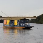 Fotografía del 27 de agosto de 2025 de una embarcación artesanal llamada "planchón" en el río Sinú, en Montería (Colombia).