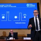 Miembros del Comité Nobel de Física, en la Real Academia Sueca de Ciencias, en Estocolmo, Suecia, el 7 de octubre de 2025.