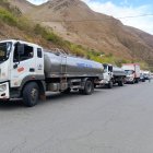 Bloqueos. Decenas de vehículos cargados de mercaderías esperan en las vías la oportunidad de volver a circular.