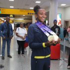 Kiara a su arribo a Guayaquil con los 3 oros mundiales que se suman a los otros 5 que previamente ya consiguió. Además de tres medallas paralímpicas.