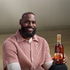 LeBron James publicitó su alianza con la marca de coñac Hennessy.