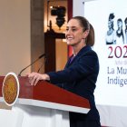Fotografía cedida por la Presidencia de México de su mandataria, Claudia Sheinbaum, hablando durante su conferencia de prensa diaria este miércoles.