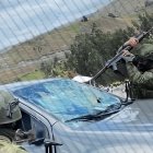 Toma en la que militares rompían el vidrio de un vehículo atacado