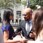 Diana Jácome y Andrés Castillo en la alfombra roja de ingreso a la sesión solemne de la Asamblea Nacional, realizada en Guayaquil.