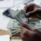 Gremios esperan un alza del salario básico unificado en Ecuador para 2026.