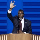 Fotografía de archivo del alcalde de Chicago, el demócrata Brandon Johnson.