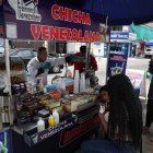 Foto de archivo de un migrante venezolano vende sus productos en una calle en la ciudad de Lima (Perú).